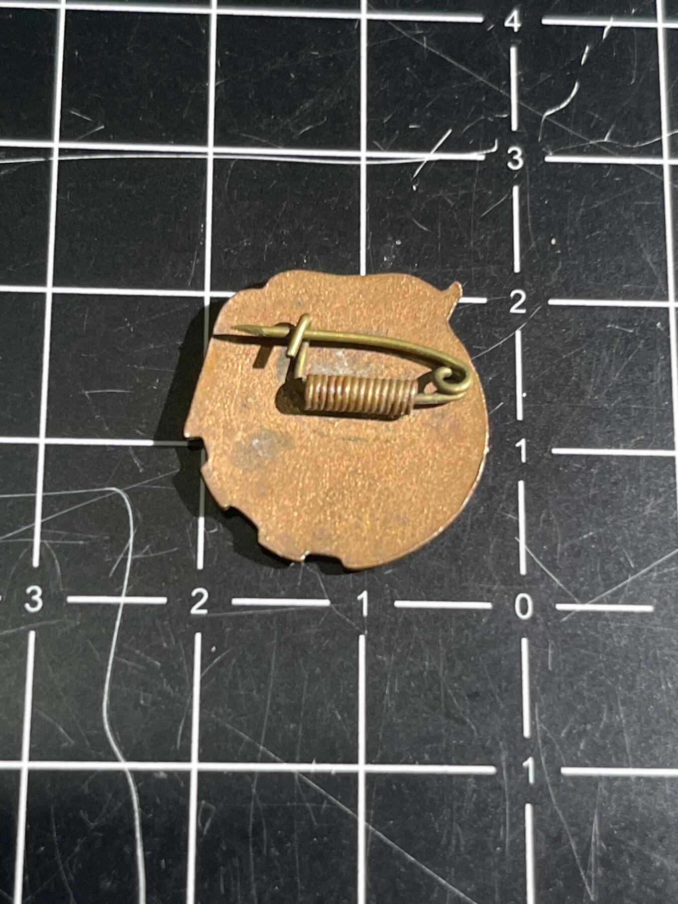 古冰库章牌勋赏收藏0起拍卖 50年代铜制珐琅团徽 做工非常精美 现在日常佩 戴也很合适