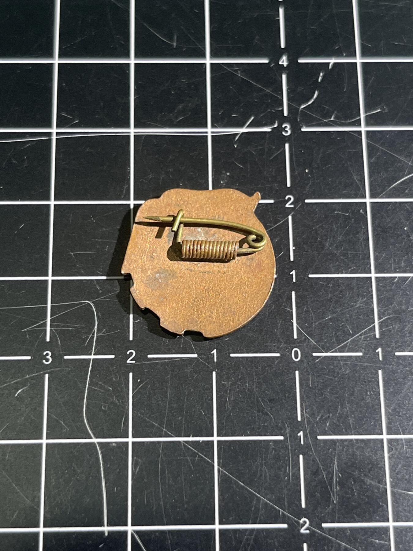 古冰库章牌勋赏收藏0起拍卖 50年代铜制珐琅团徽 做工非常精美 现在日常佩 戴也很合适