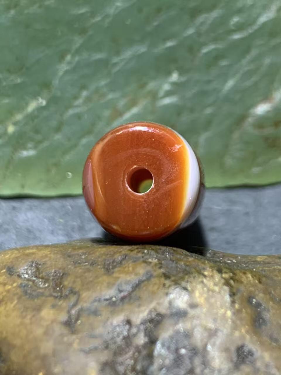 精美冰透高玉化千层纹缠丝玛瑙桶珠一颗。