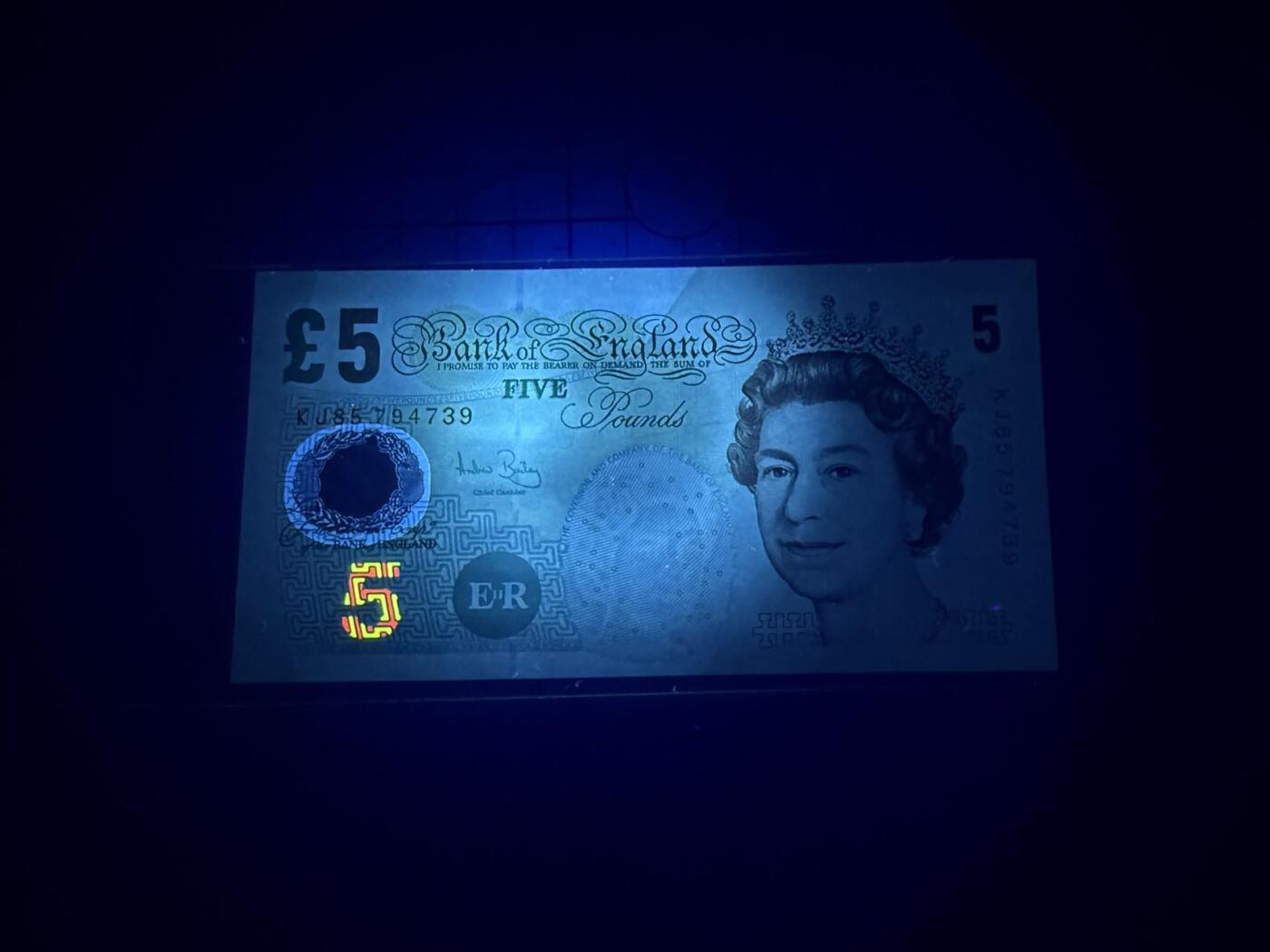 【炜奕收藏】，第四十三期 英国D序列再版5镑，UNC-品相，有一道车轮印