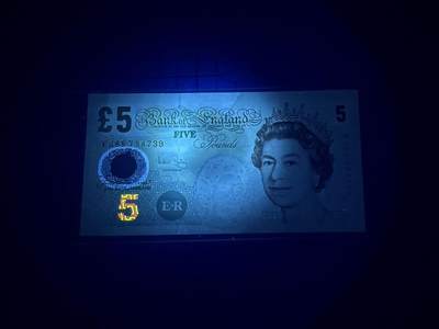 【炜奕收藏】，第四十三期 英国D序列再版5镑，UNC-品相，有一道车轮印