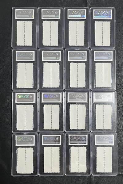 洪涛臻品批发群 精选邮票限时拍卖第1154期  T44 齐白石（双联）十六枚大全套，中盒 ASG90高分同分一套，中盒无划痕   撕版送评，非常难得。 双连入盒非常漂亮，90分大全套有较高的收藏价值和欣赏价值。 四大金刚之一 永远的经典品种。现在中盒评级费是150几元，单单16个盒子评级费就要2500元，加上双连票成本4000+，现在是入手齐白石双连的最佳时机，注意捡漏