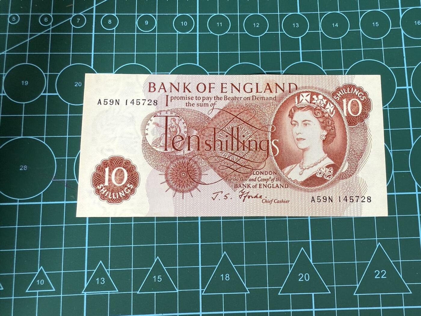 【炜奕收藏】，第四十三期 英国C序列10先令，UNC品相