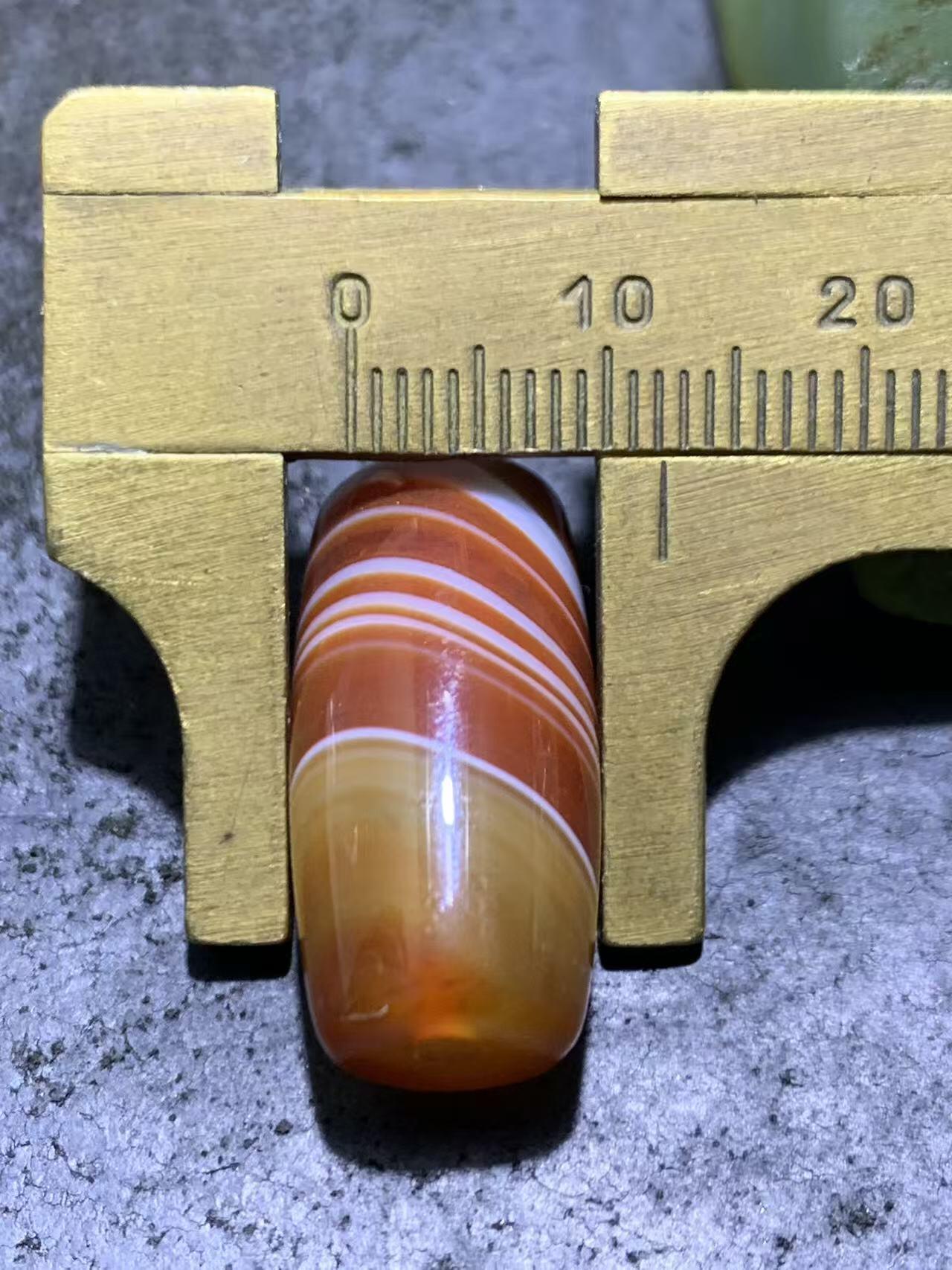 精美冰透高玉化千层纹缠丝玛瑙桶珠一颗。