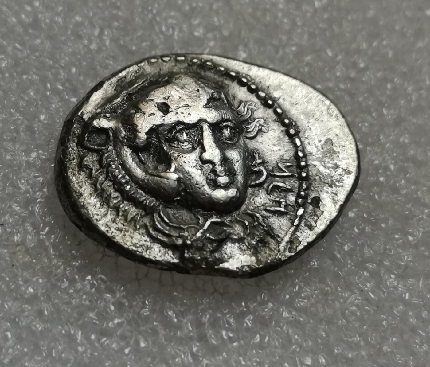 瓶子🏺第206期拍卖会  古希腊西里西亚塔尔苏斯城背面狮盔大力神正面像银币 公元前380-前373年西里西亚的波斯总督法纳巴卓思发行  稀少大力神  一般都是水仙女的图案