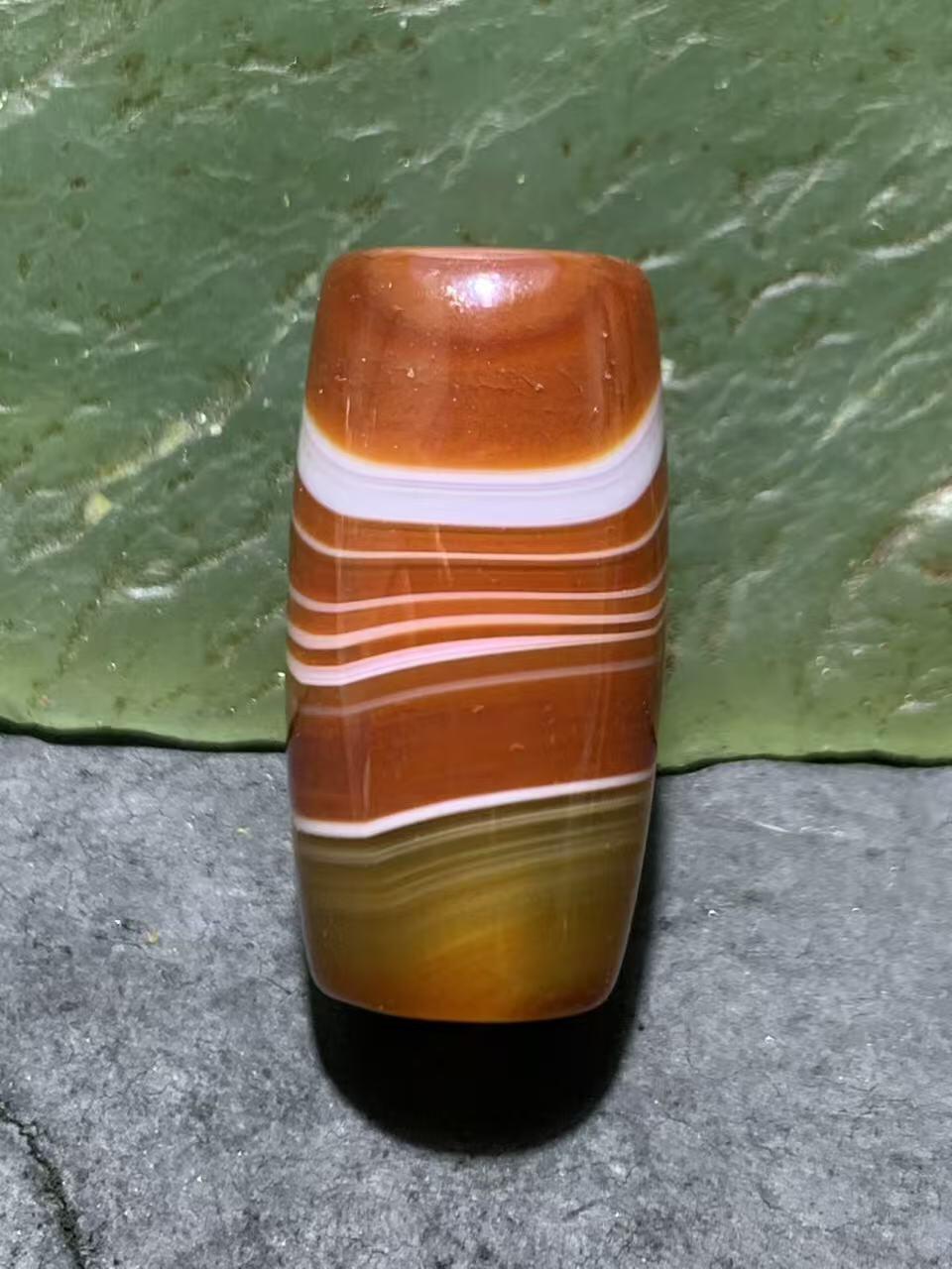 精美冰透高玉化千层纹缠丝玛瑙桶珠一颗。