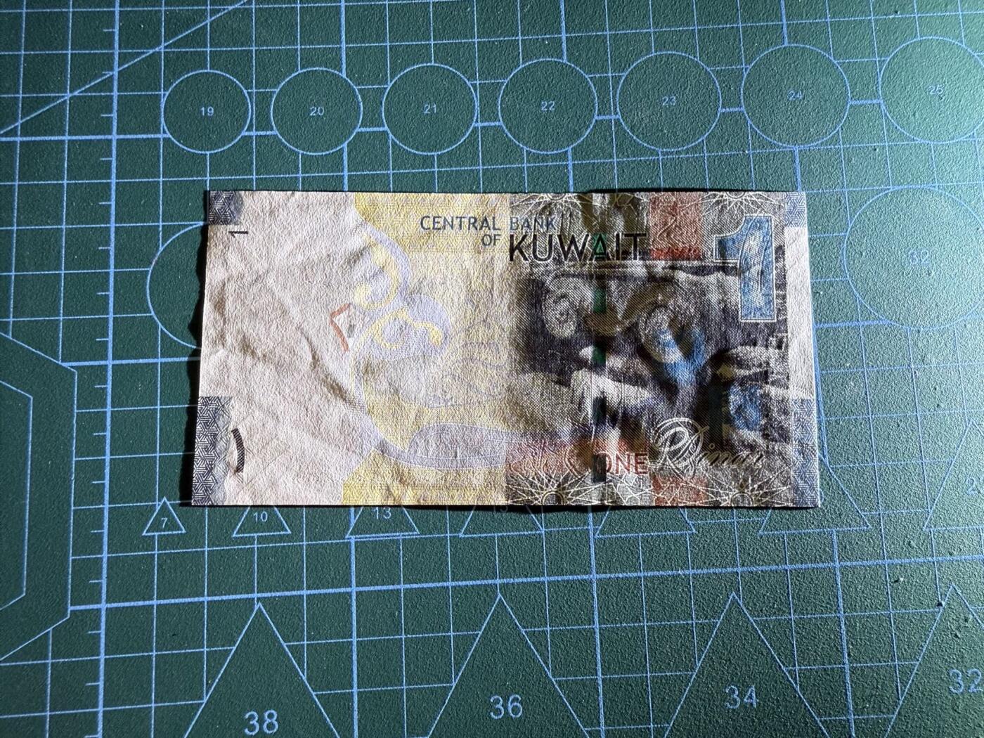 【炜奕收藏】，第四十三期 科威特1第纳尔，UNC-品相，有压痕