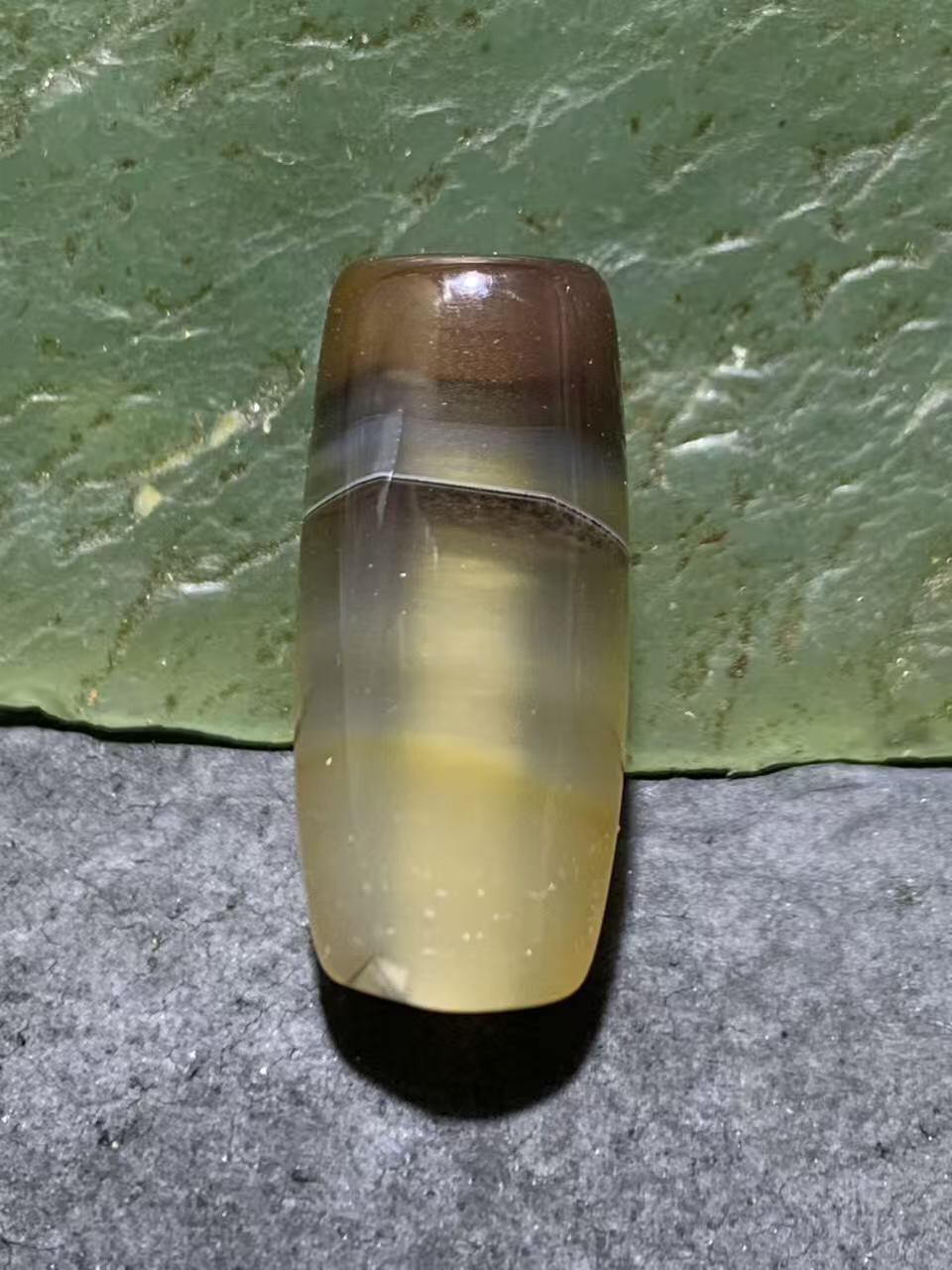 精美高玉化巴西玛瑙桶珠一颗。