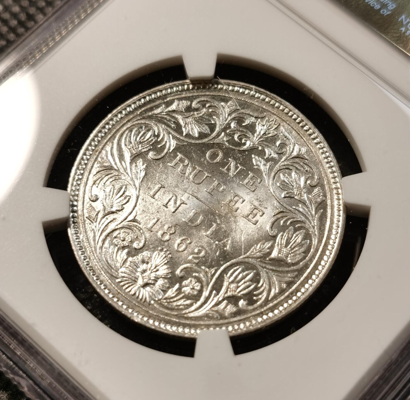 甄臻铺-世界币章拍卖（第32期），送拍享返佣金等优惠多多 NGC-MS62 1862年英属印度小维1卢比，背面状态极好