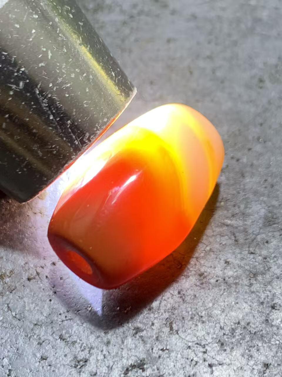 精美高玉化一线缠丝玛瑙桶珠一个，