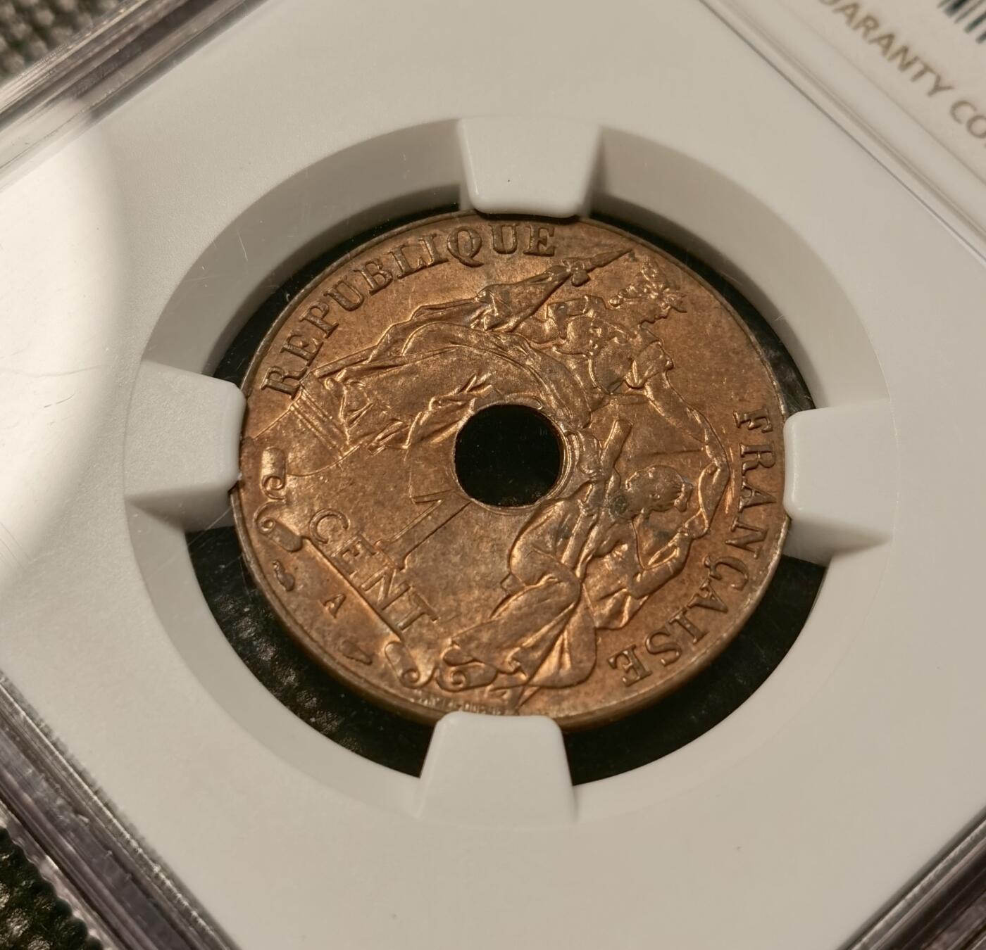 甄臻铺-世界币章拍卖（第32期），送拍享返佣金等优惠多多 NGC-MS64RB 1938年法属印度支那百分之一中孔铜币，铜光圆润