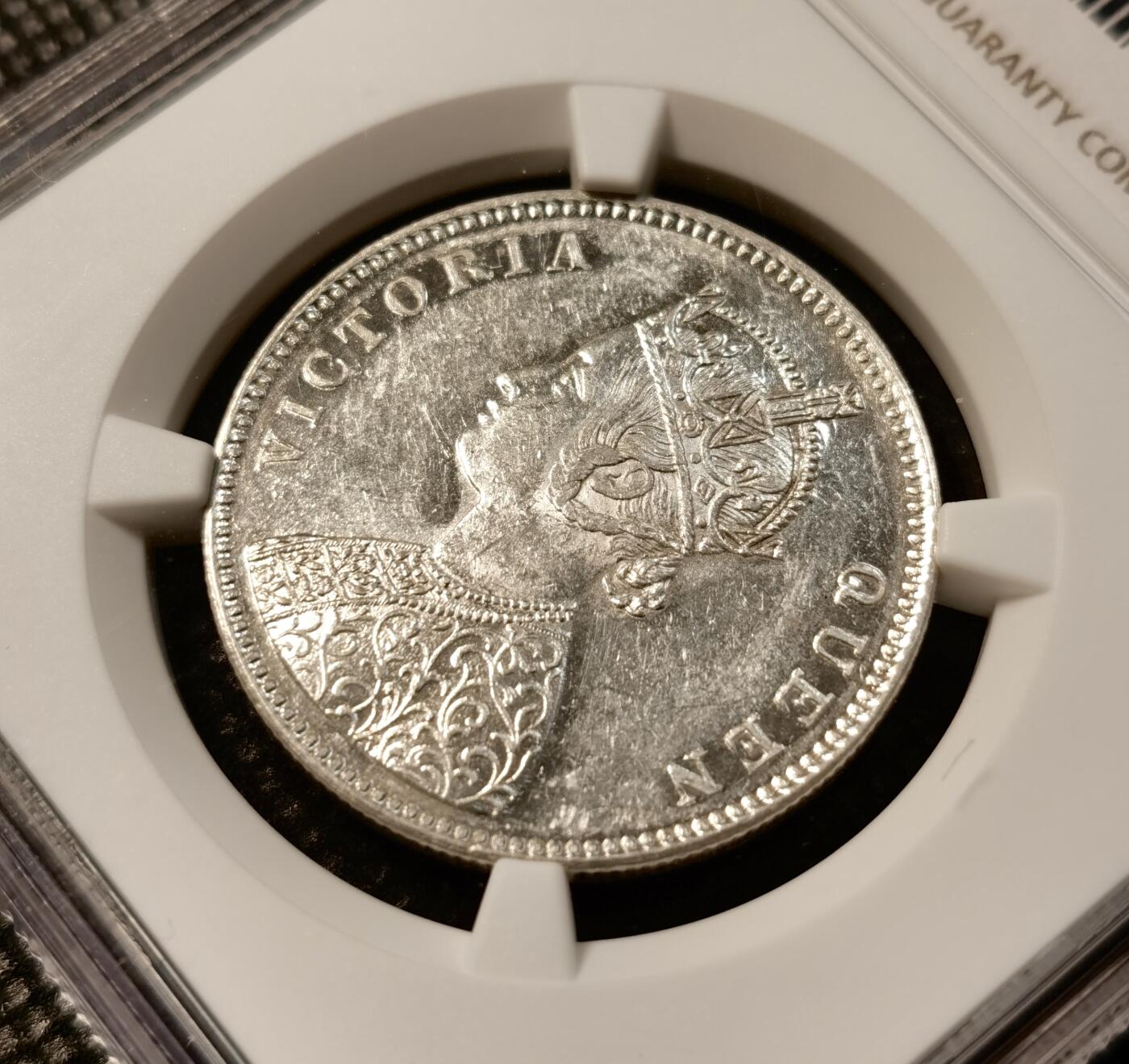 甄臻铺-世界币章拍卖（第32期），送拍享返佣金等优惠多多 NGC-MS62 1862年英属印度小维1卢比，背面状态极好