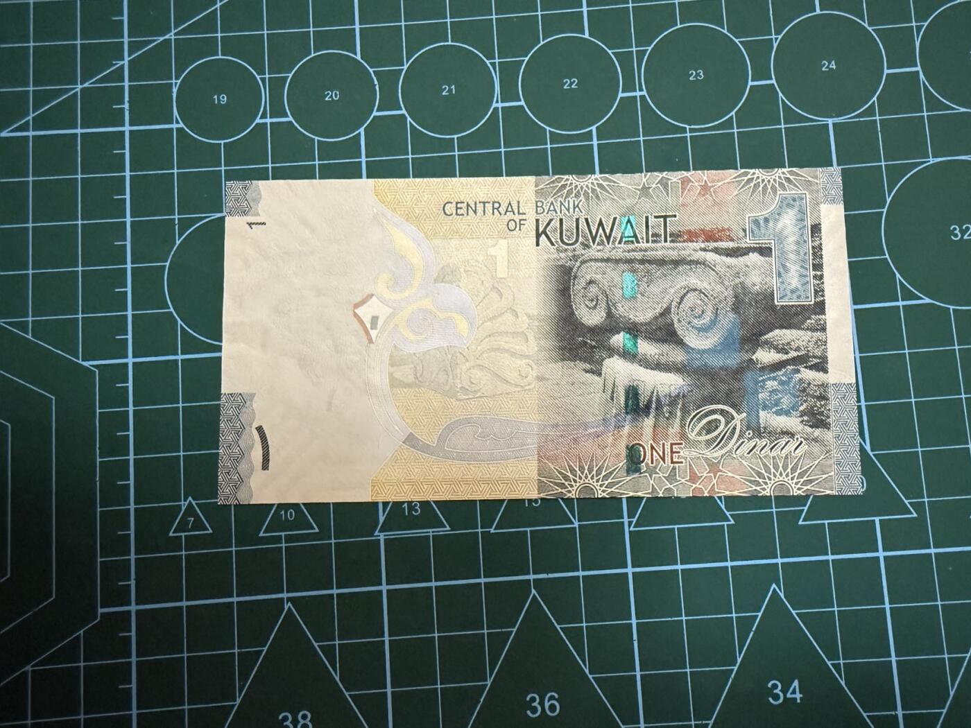 【炜奕收藏】，第四十三期 科威特1第纳尔，UNC-品相，有压痕