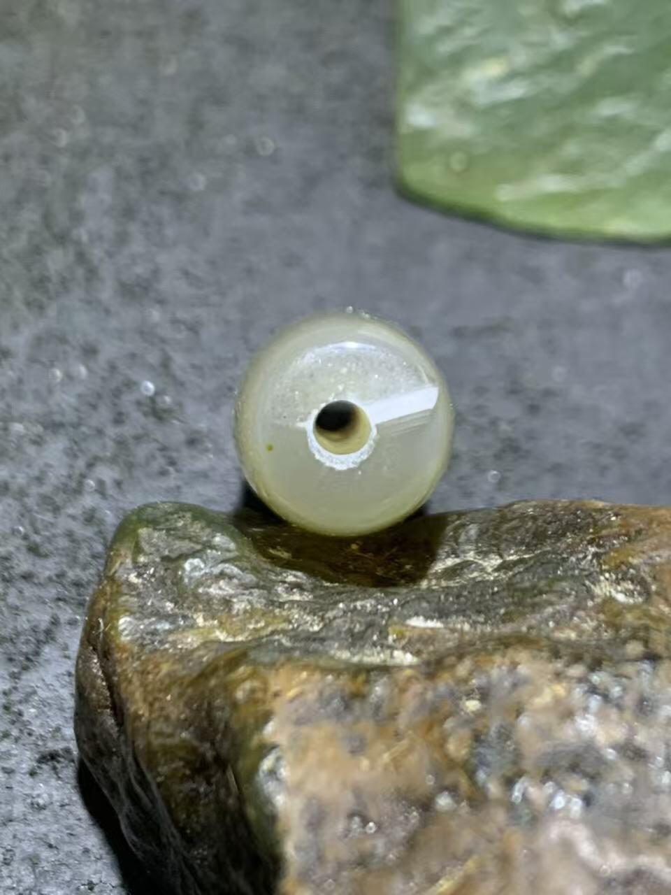 精美高玉化巴西玛瑙桶珠一颗。