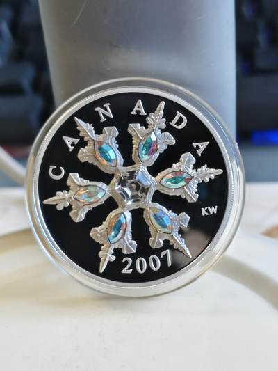 第174期拍卖【长期征集拍品】 - 加拿大2007年雪花系列镶嵌白水晶加厚纪念银币，925银，50.1克，发行10000枚