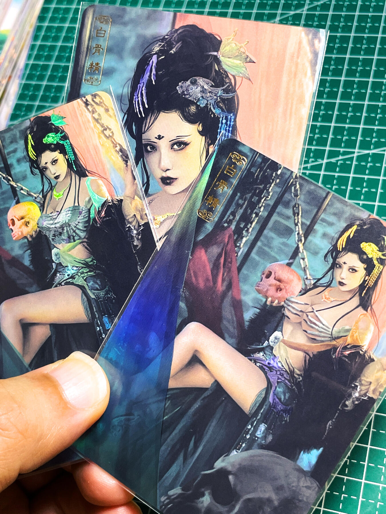 【关注参拍有赠卡】显眼宝30期  卡将卡牌  白骨精 最有白晶晶的感觉的画作 一套3张   金彩工艺   63*88