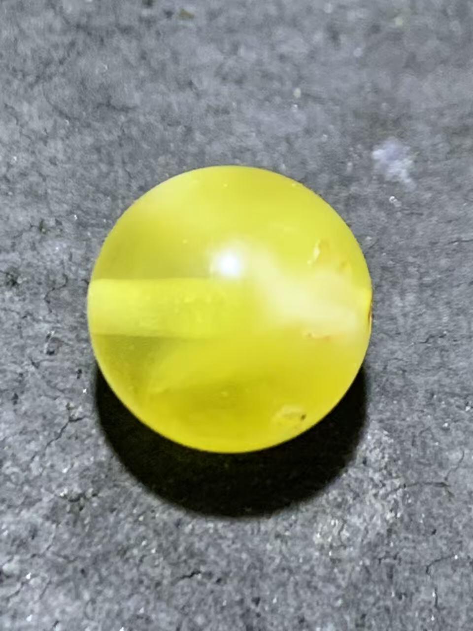 天然俄料原矿蜜蜡圆珠一颗