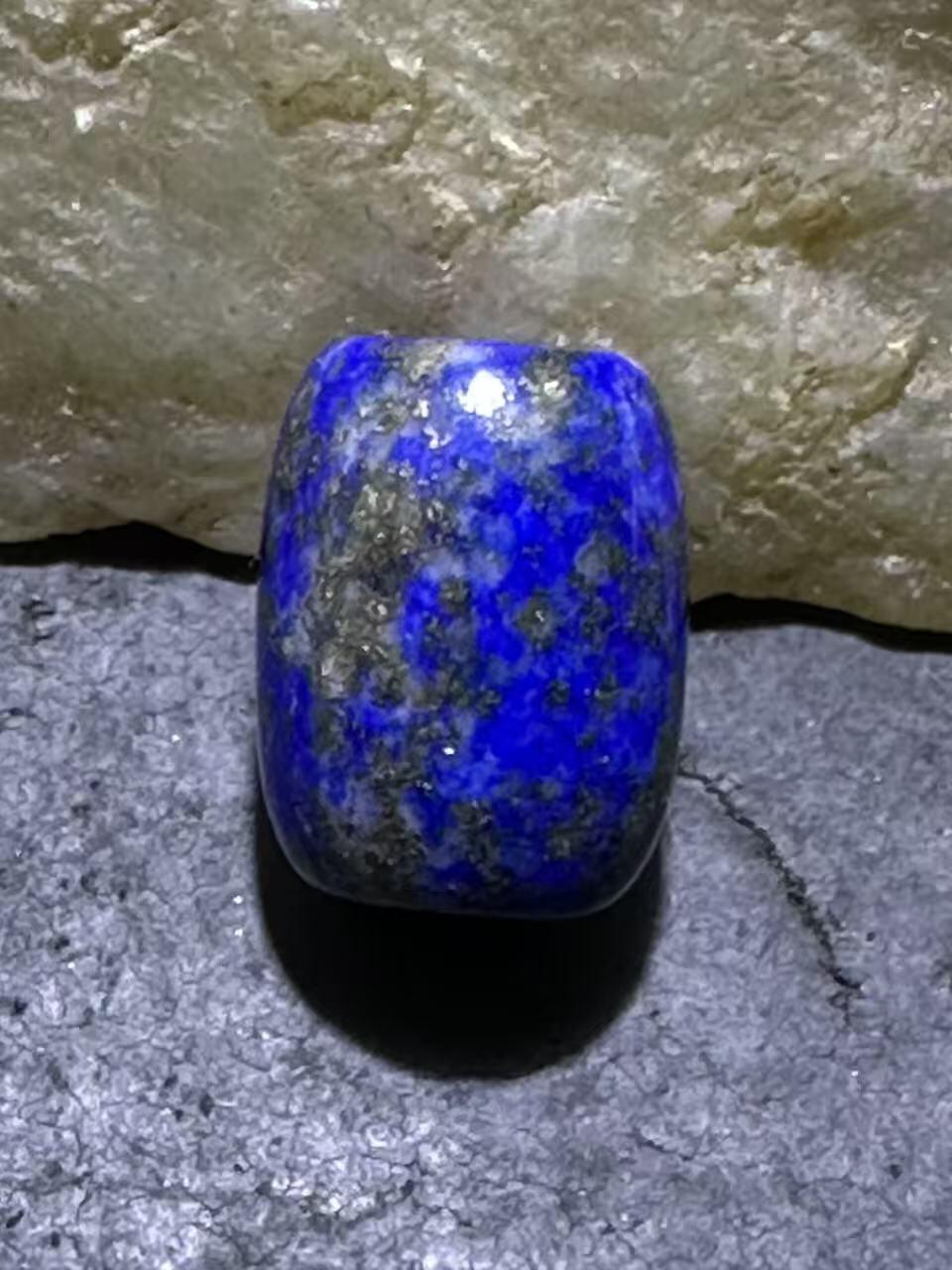精美阿富汗老矿青金石小桶珠一颗。