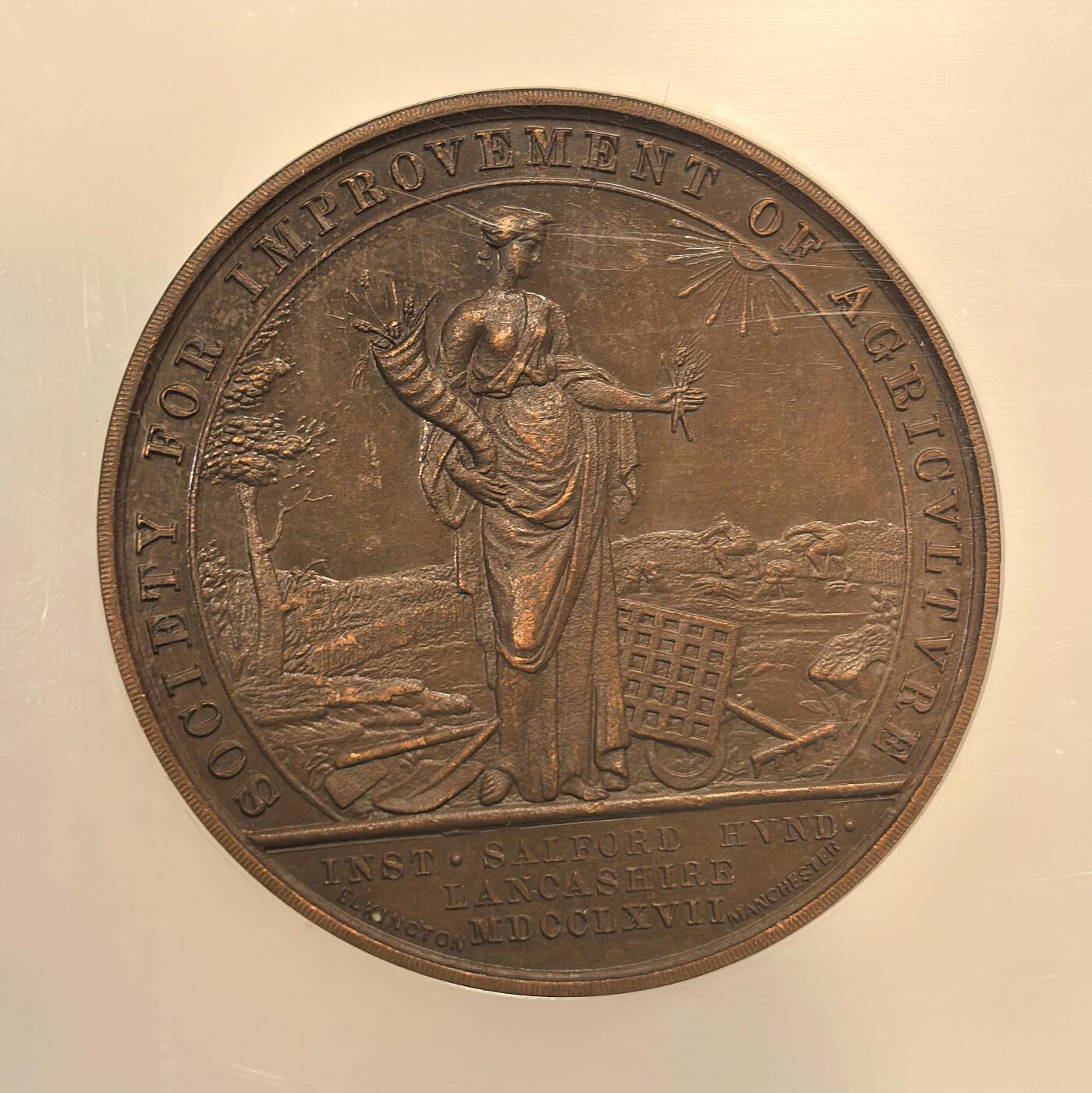 博洋堂世界钱币拍卖第137期（全场包邮） NGC MS63 大英帝国1922年兰开夏郡农业博览会巨大铜章，高浮雕唯美女神设计让人心旷神怡。盒子正面右侧有一小磕