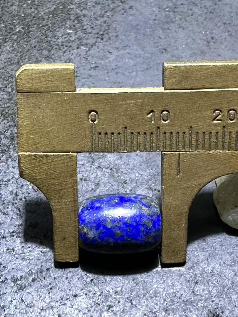 精美阿富汗老矿青金石小桶珠一颗。
