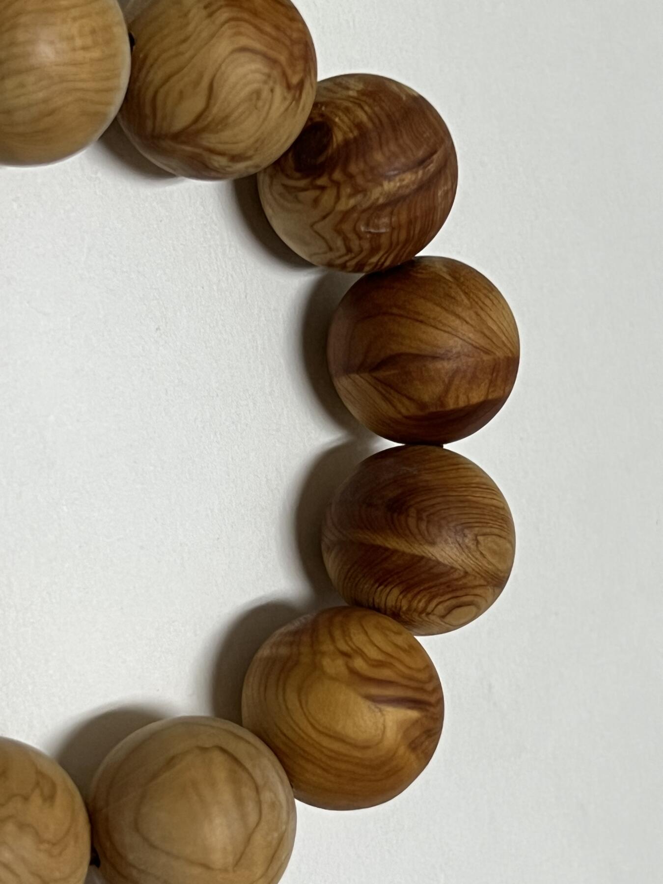 零元拍：崖柏顺纹2.0手串，十年前的存货了，油性极大。