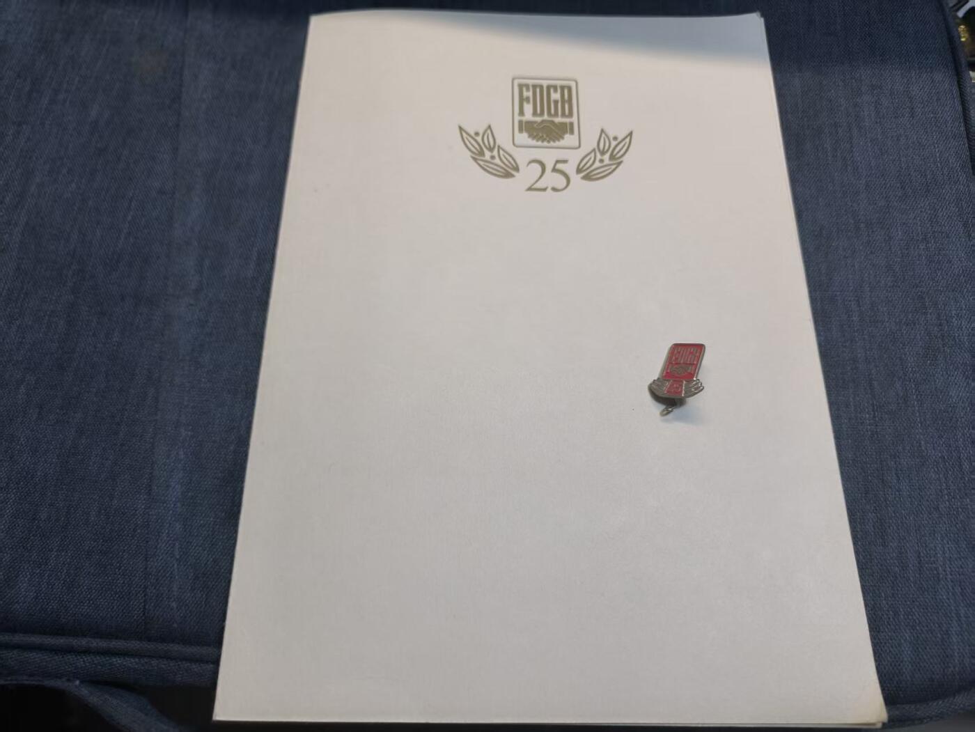 罗岚⭐爱藏⭐精品国庆前瞻专拍-分享拍场赚佣金 民主德国工会二十五年荣誉会员证章带证书-为表彰Kurt Kobilus同志在工会中忠诚且有价值的 25 年会员生涯，
