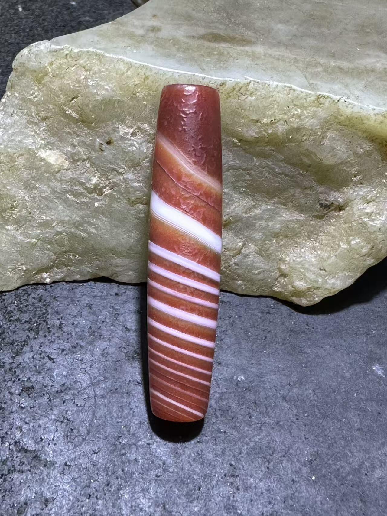 精美高玉化千层风化纹缠丝玛瑙直桶，桶珠一颗。