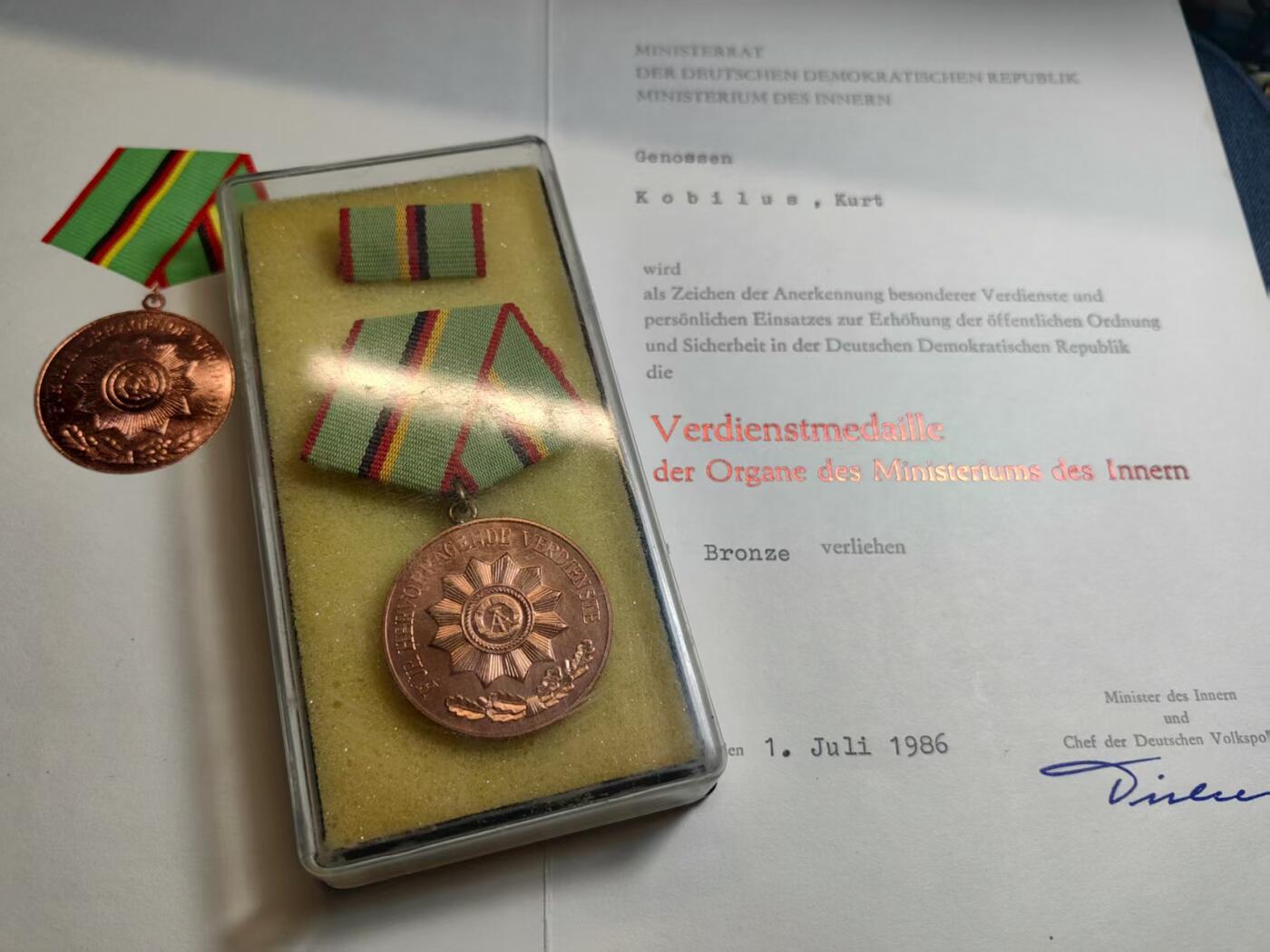 罗岚⭐爱藏⭐精品国庆前瞻专拍-分享拍场赚佣金 民主德国内务部人民警察铜级功绩奖章全套带证--授予Kurt Kobilus为表彰期在提升国家公共秩序与安全方面的特殊功绩和个人奉献