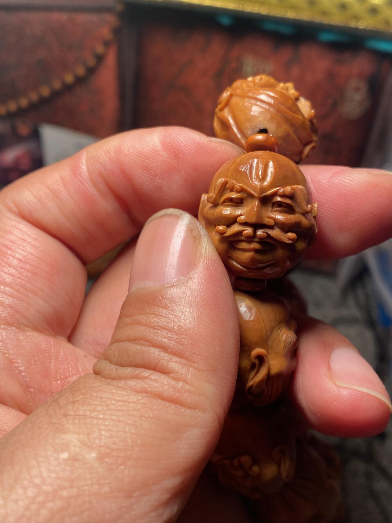 苏工名家核雕放漏价 苏工核雕纯手工，铁核老苏工全刀工，十八罗汉短圆老树老桩，尺寸2。1x2.25市场少见，喜欢的来价不贵
