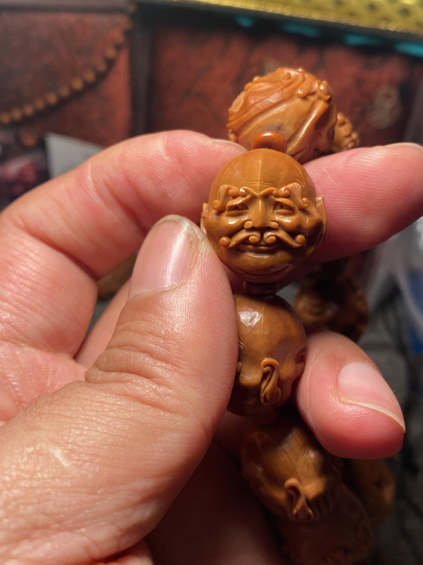 苏工名家核雕放漏价 苏工核雕纯手工，铁核老苏工全刀工，十八罗汉短圆老树老桩，尺寸2。1x2.25市场少见，喜欢的来价不贵