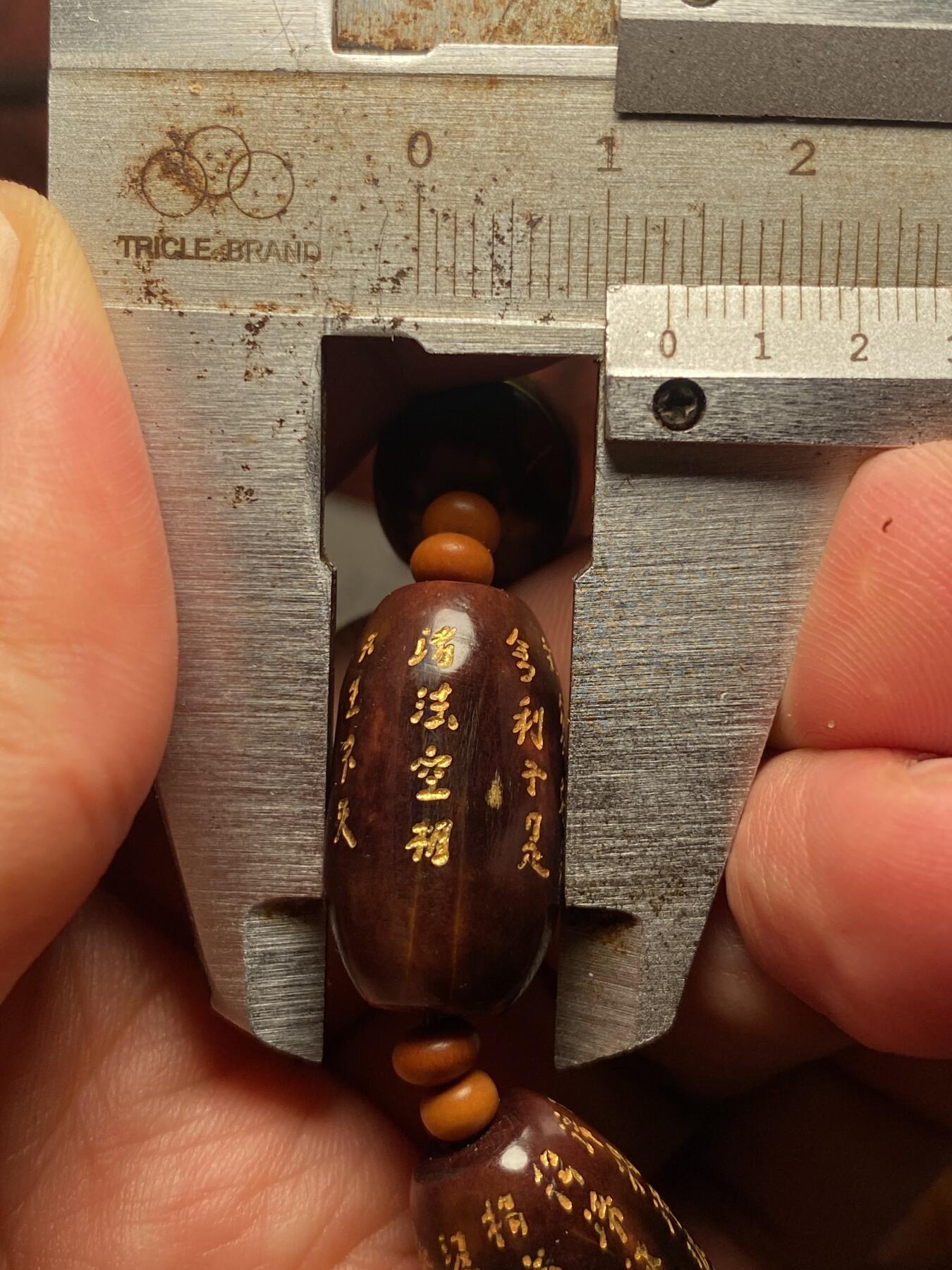 苏工名家核雕放漏价 苏工核雕纯手工雕刻，老籽，天然紫核老苏工，老型般若，孤品，个性饱满，尺寸1。3x2.35立体感十足喜欢的来
