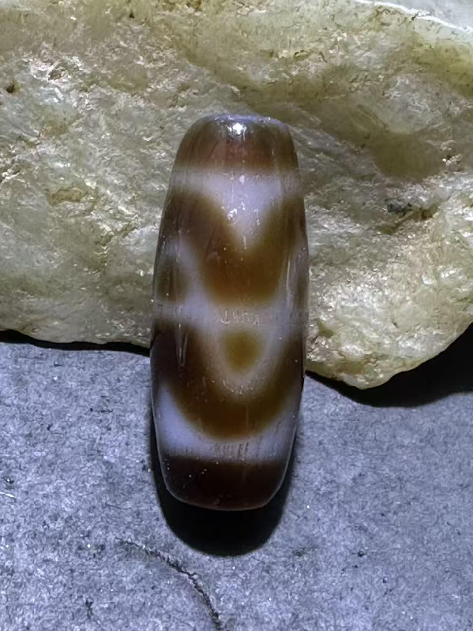 仅此一颗，藏传六瓣莲花虎牙随形天珠一颗。