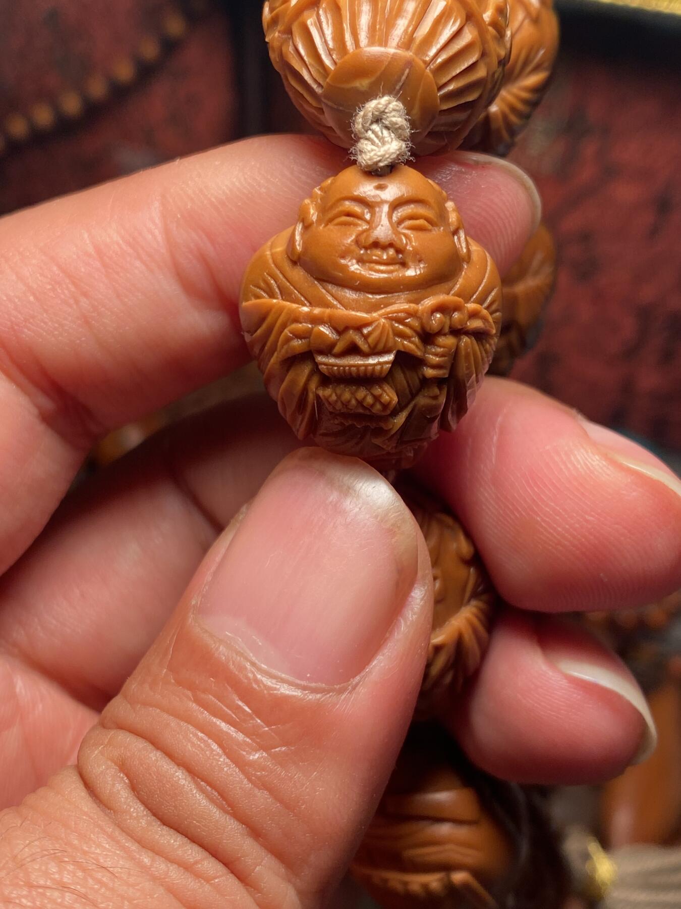 苏工名家核雕放漏价 苏工核雕纯手工，铁核老苏工全刀工，八仙过海各显神通，短圆老树老桩，尺寸2。0x2.35市场少见，喜欢的来价不贵