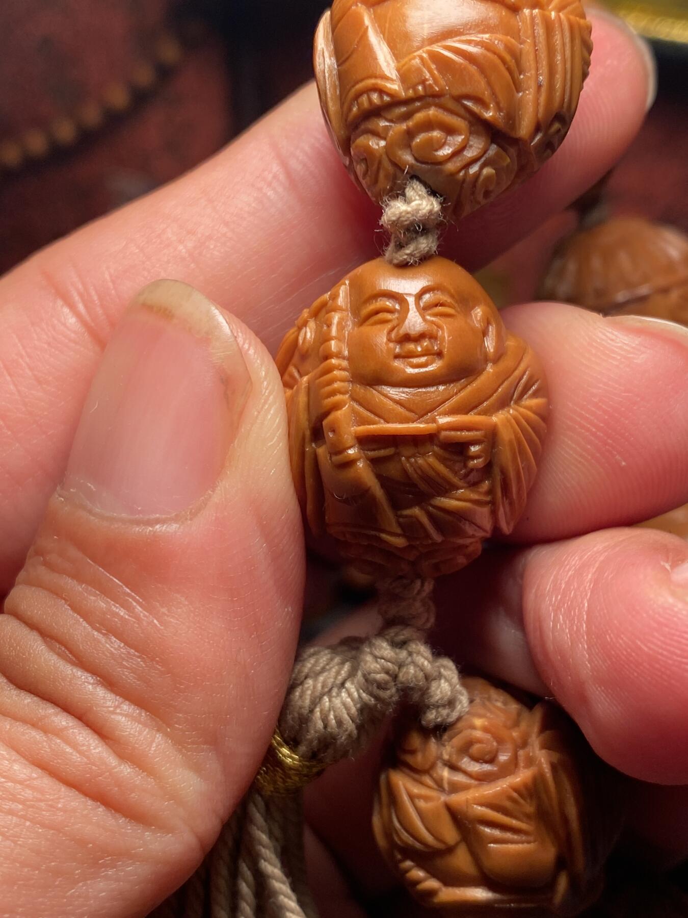 苏工名家核雕放漏价 苏工核雕纯手工，铁核老苏工全刀工，八仙过海各显神通，短圆老树老桩，尺寸2。0x2.35市场少见，喜欢的来价不贵