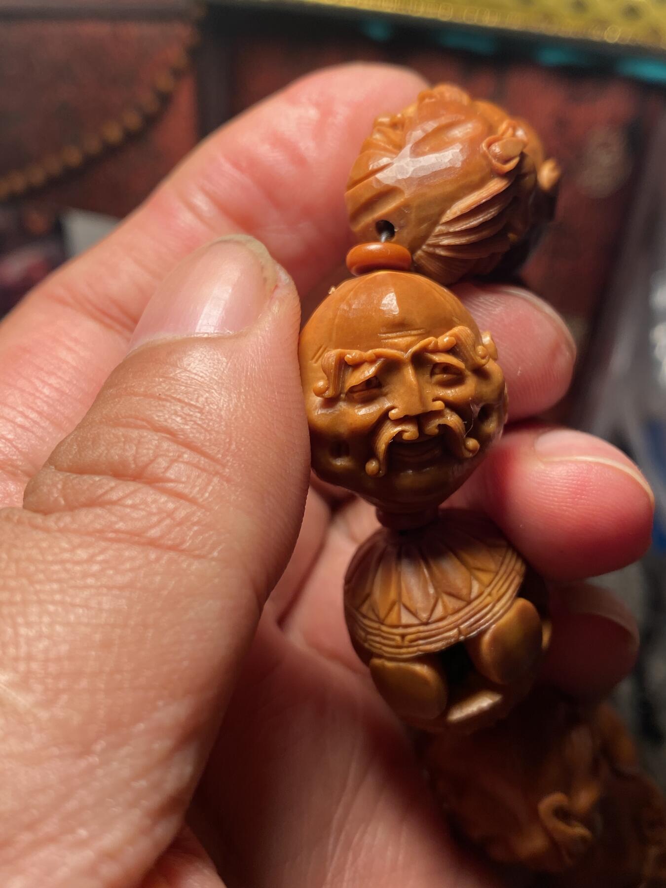 苏工名家核雕放漏价 苏工核雕纯手工，铁核老苏工全刀工，十八罗汉短圆老树老桩，尺寸2。1x2.25市场少见，喜欢的来价不贵
