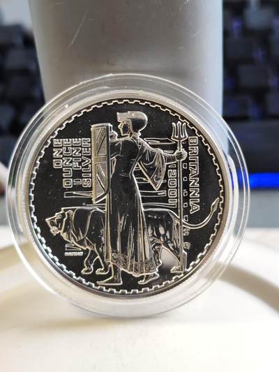 第174期拍卖【长期征集拍品】 - 英国2001年投资银币系列不列颠女神1盎司磨砂银币，32.33克，塑料盒有破