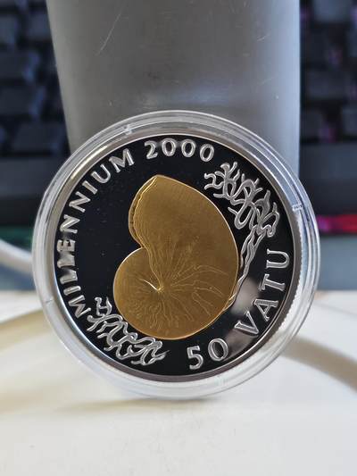 第174期拍卖【长期征集拍品】 - 瓦努阿图2000年千禧年镀金纪念银币，925银镀金，塑料盒有瑕疵