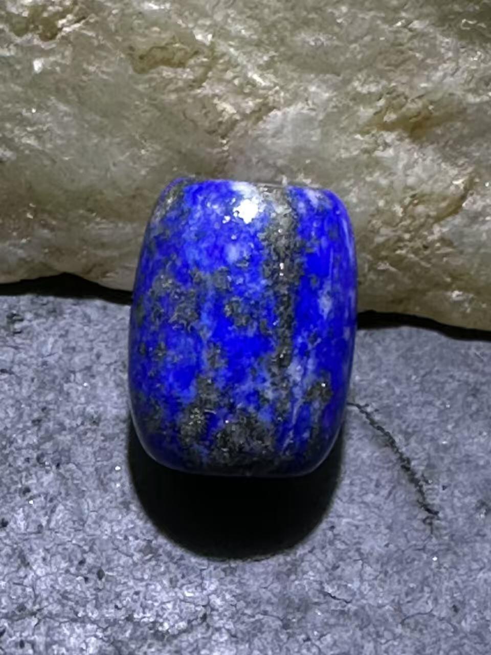 精美阿富汗老矿青金石小桶珠一颗。