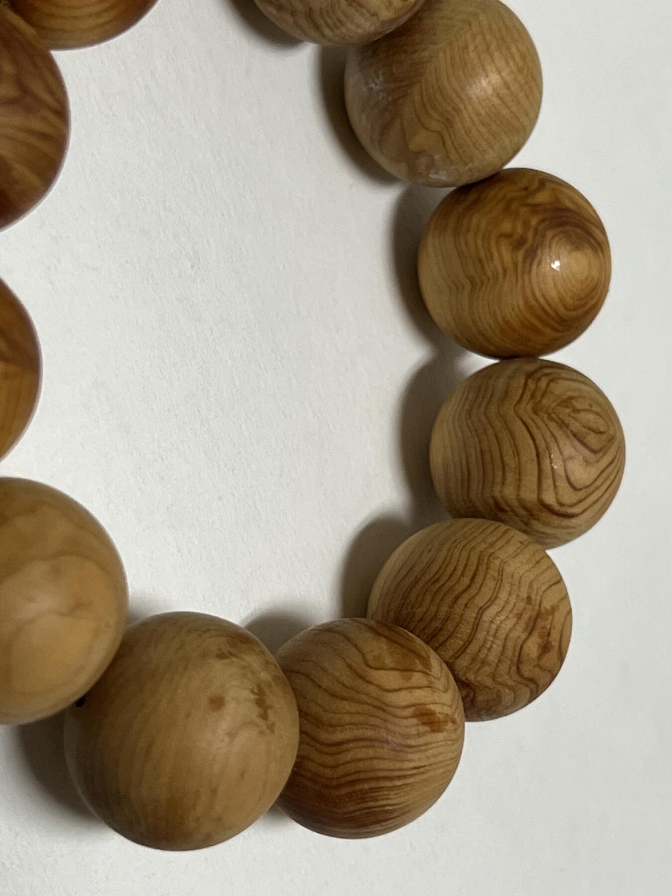 零元拍：崖柏顺纹2.0手串，十年前的存货了，油性极大。