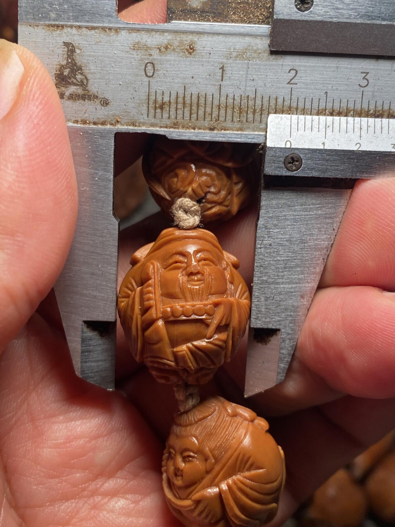 苏工名家核雕放漏价 苏工核雕纯手工，铁核老苏工全刀工，八仙过海各显神通，短圆老树老桩，尺寸2。0x2.35市场少见，喜欢的来价不贵