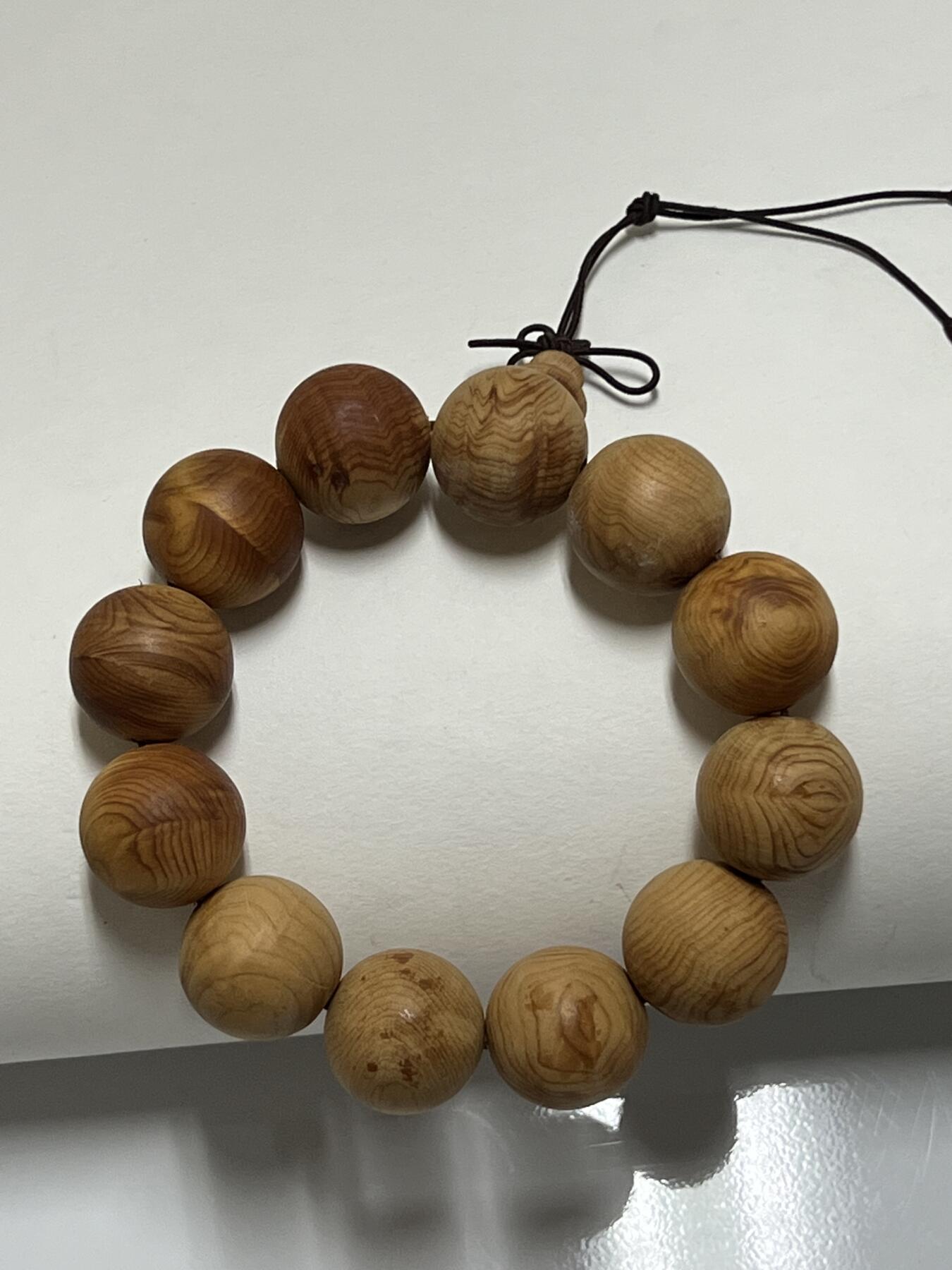 零元拍：崖柏顺纹2.0手串，十年前的存货了，油性极大。
