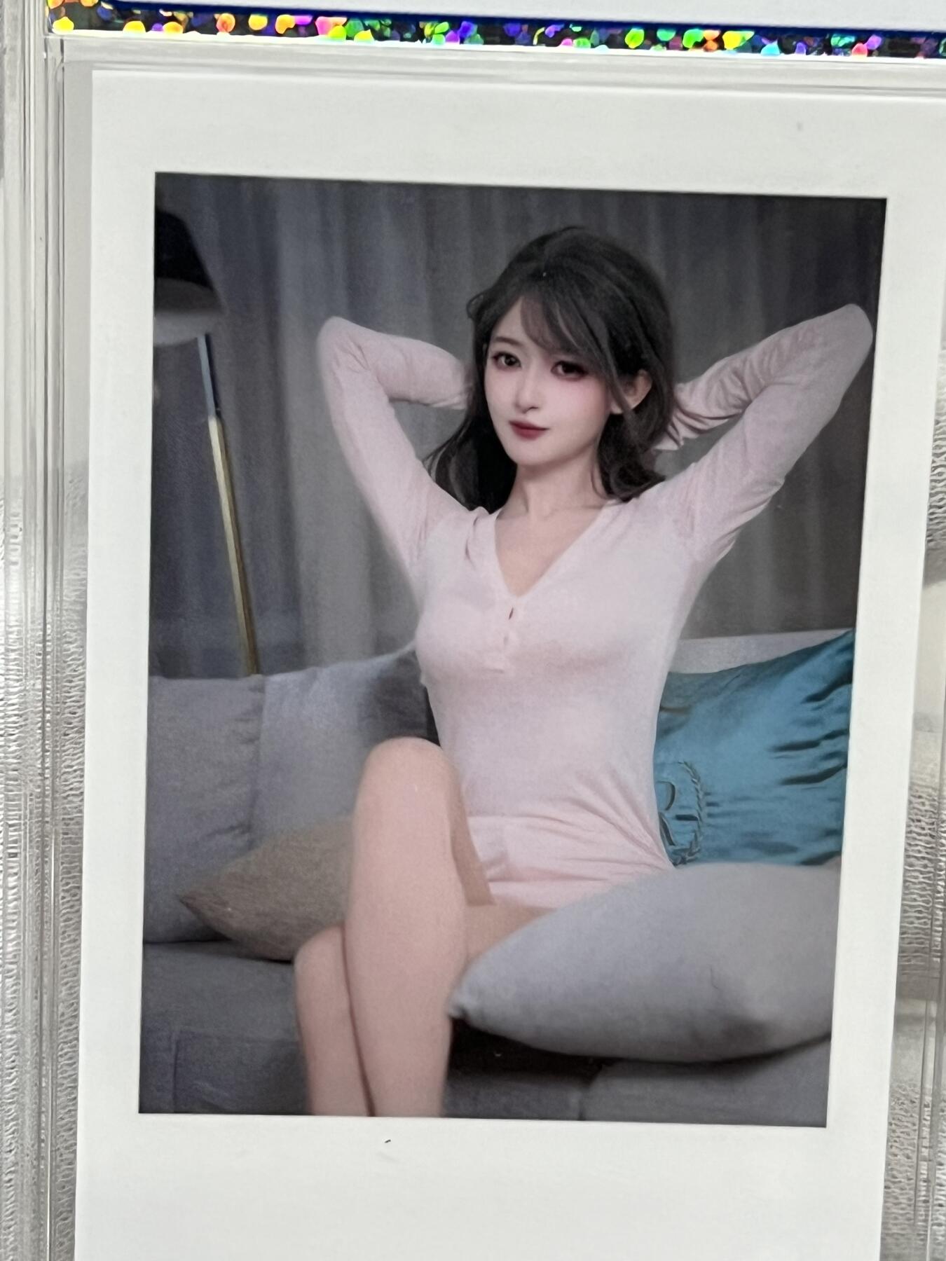 零元拍：海温利x庭树沐年 第二弹 正式版 庭树沐年30 拥抱系数-5 小姐姐大长腿噢 非常美的一张 10星超级完美超级满分评级照片卡拍立得卡 10星超级满分 真的是极其稀有！