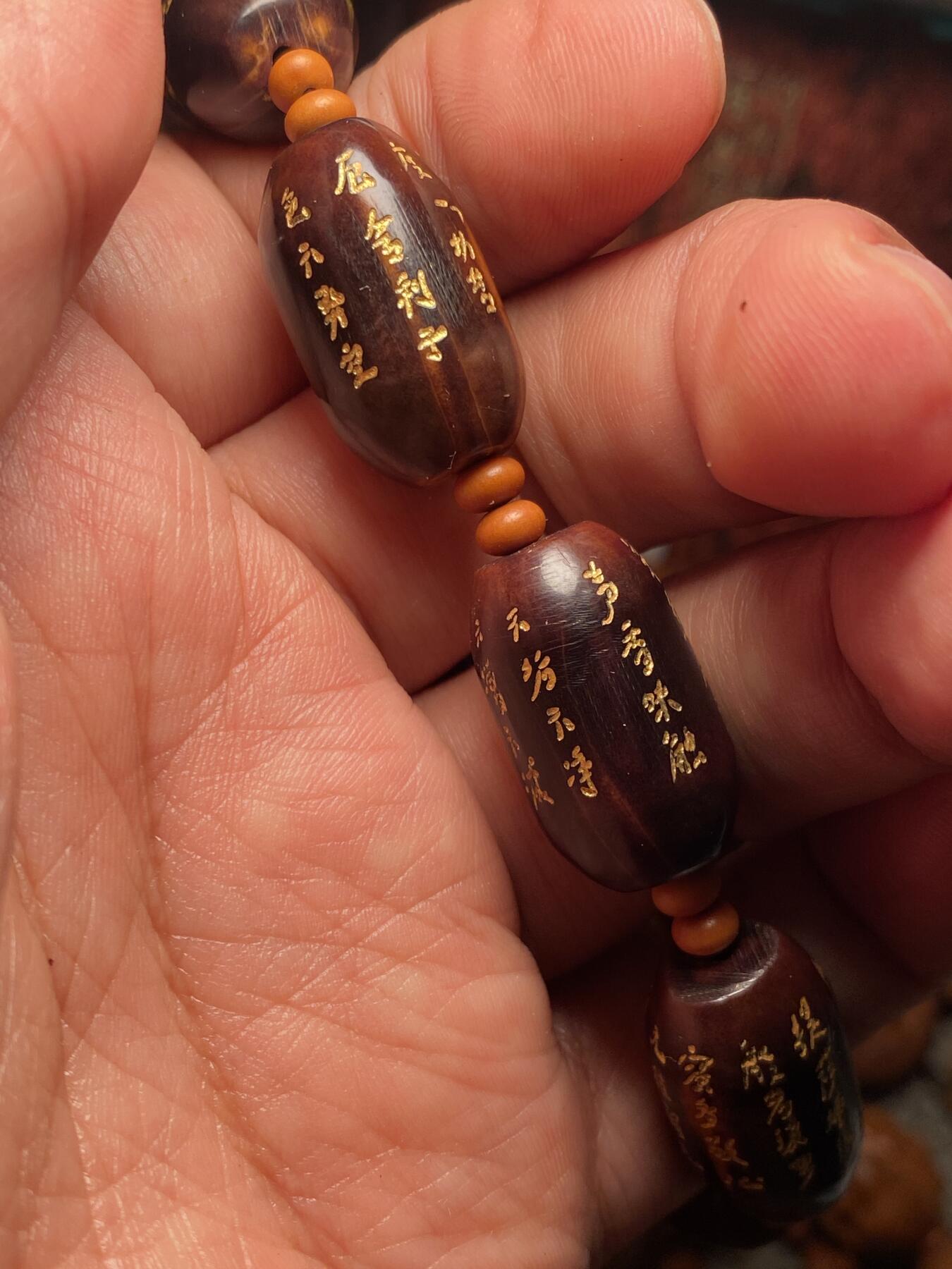 苏工名家核雕放漏价 苏工核雕纯手工雕刻，老籽，天然紫核老苏工，老型般若，孤品，个性饱满，尺寸1。3x2.35立体感十足喜欢的来