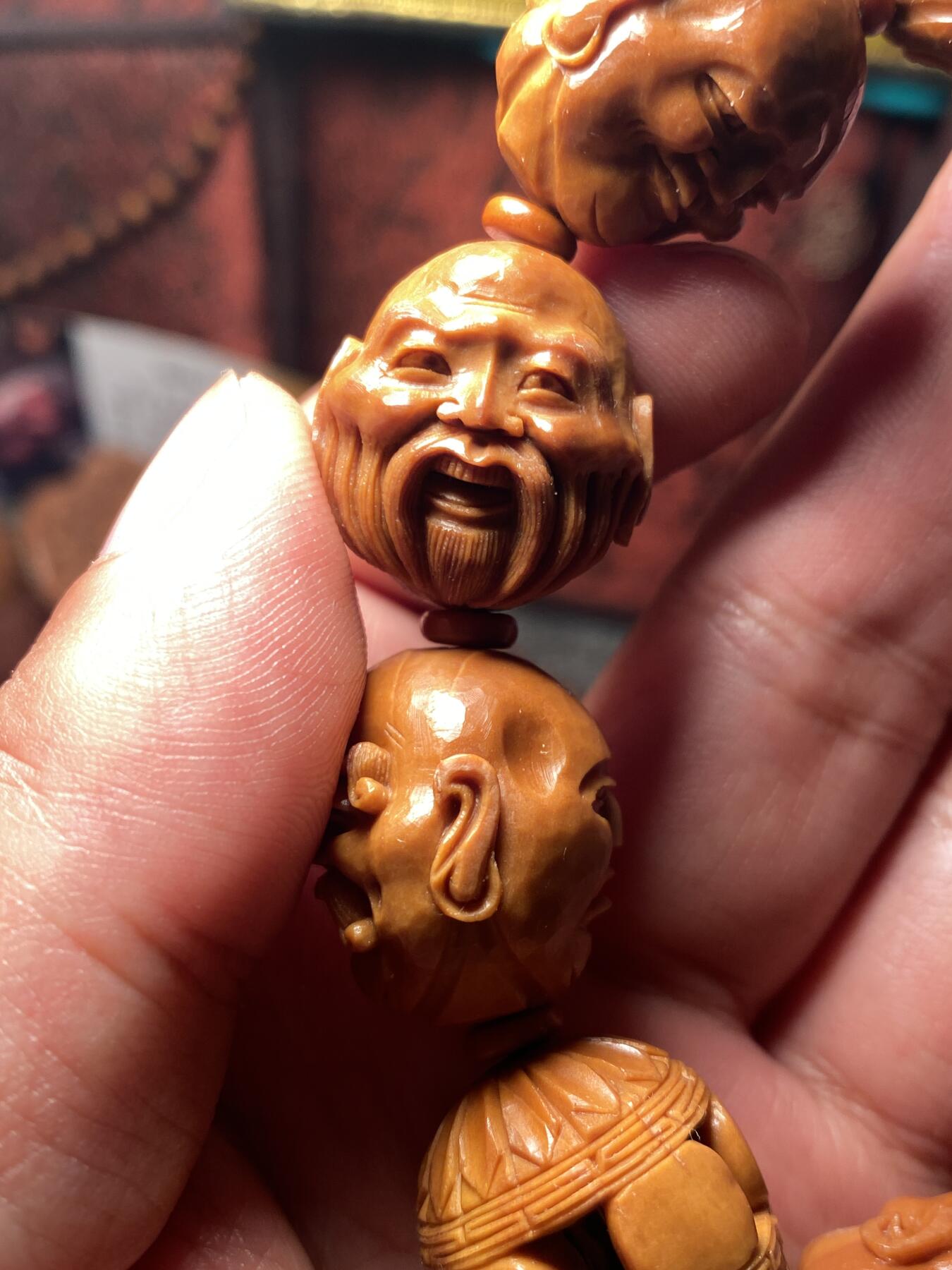 苏工名家核雕放漏价 苏工核雕纯手工，铁核老苏工全刀工，十八罗汉短圆老树老桩，尺寸2。1x2.25市场少见，喜欢的来价不贵