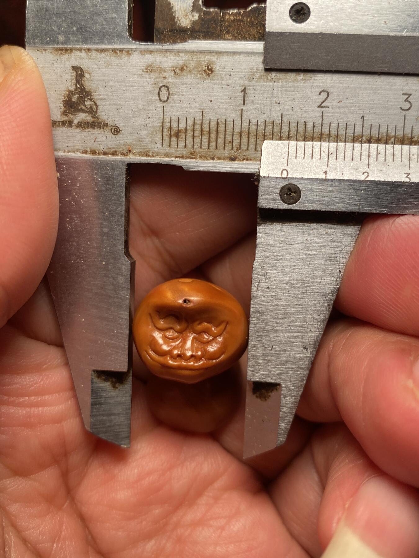 苏工名家核雕放漏价 福利苏工核雕纯手工雕刻，怪脸铁核百态腰珠，个性十足，等待有缘人，市场无同款，尺寸1。6x1.4喜欢的来
