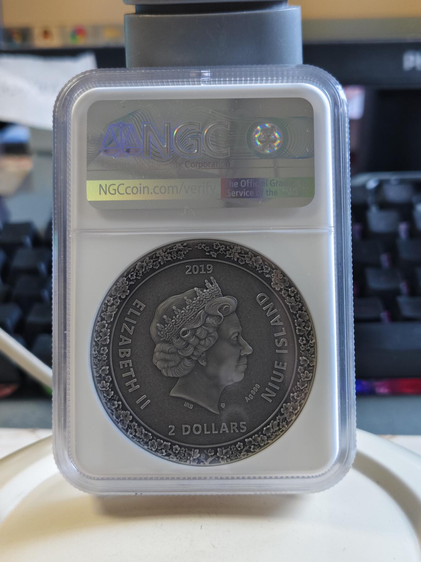 第173期拍卖【长期征集拍品】 纽埃2019年日本文化系列(1)-艺伎茶艺 2盎司超高浮雕仿古镀金彩色银币NGC-MS70盒证全. 999银，发行500枚
