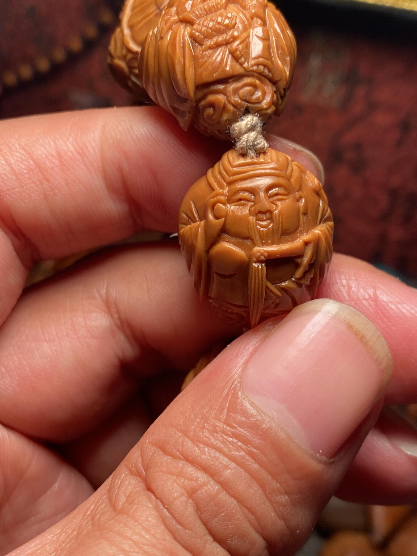 苏工名家核雕放漏价 苏工核雕纯手工，铁核老苏工全刀工，八仙过海各显神通，短圆老树老桩，尺寸2。0x2.35市场少见，喜欢的来价不贵