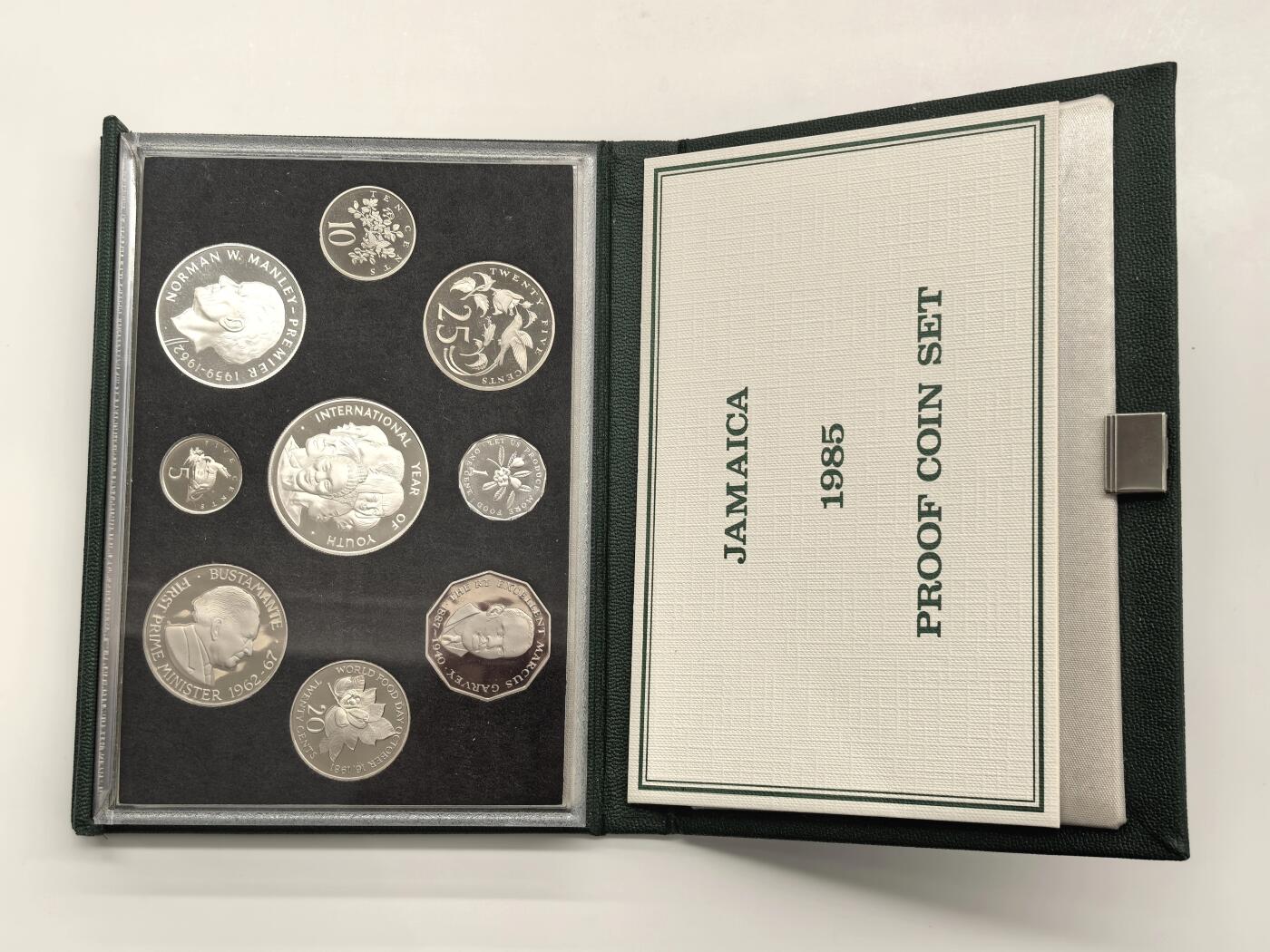 博洋堂世界钱币拍卖第137期（全场包邮） 牙买加1985年Proof Set，该国皇家造币厂精制套币首年版，发行量1000套，最大的5 Dollars银币，正面设计7位黑人儿童妇女的头像，币很精美漂亮