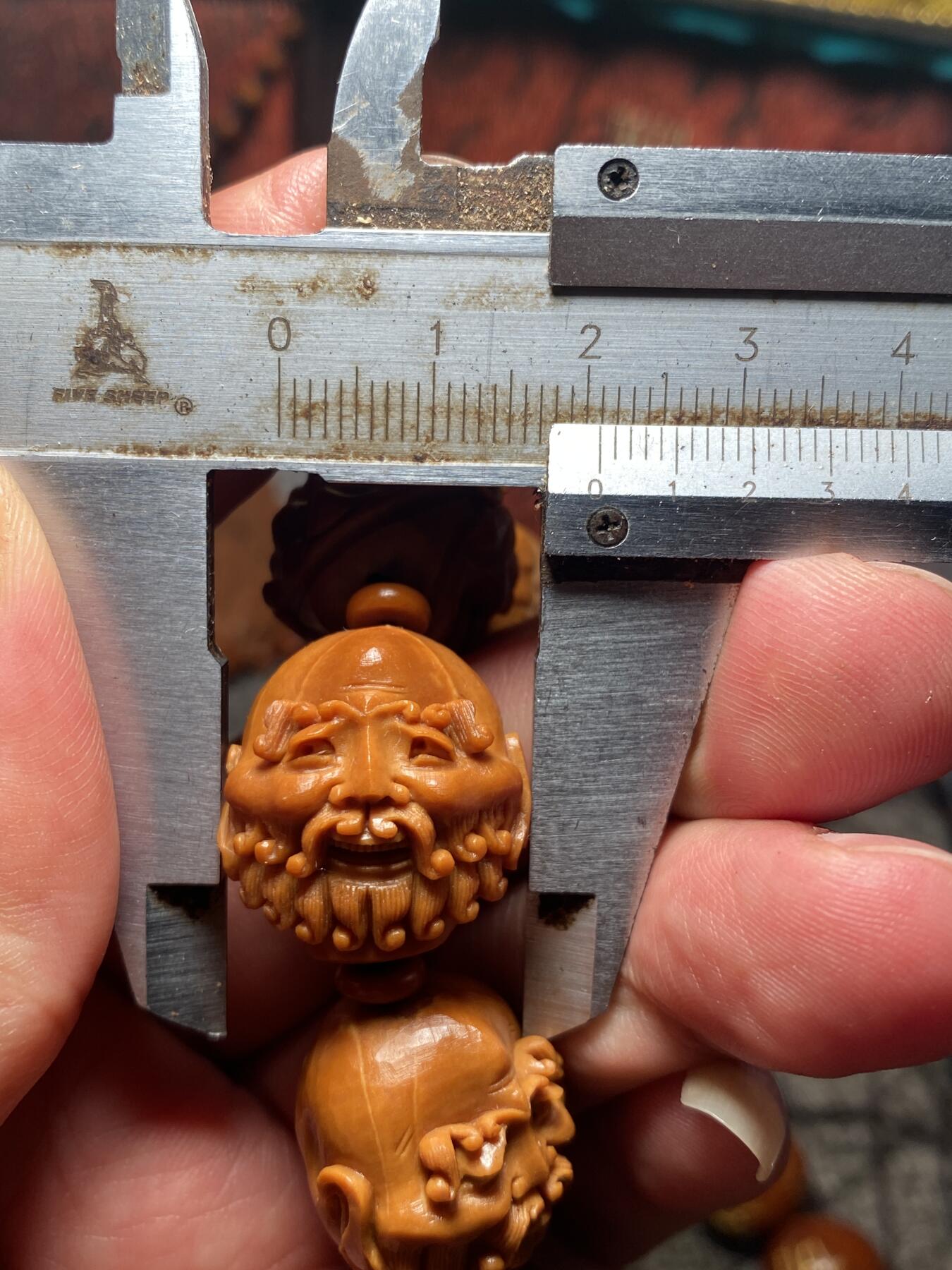 苏工名家核雕放漏价 苏工核雕纯手工，铁核老苏工全刀工，十八罗汉短圆老树老桩，尺寸2。1x2.25市场少见，喜欢的来价不贵
