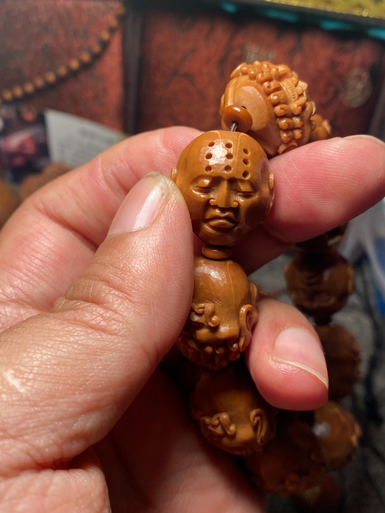苏工名家核雕放漏价 苏工核雕纯手工，铁核老苏工全刀工，十八罗汉短圆老树老桩，尺寸2。1x2.25市场少见，喜欢的来价不贵